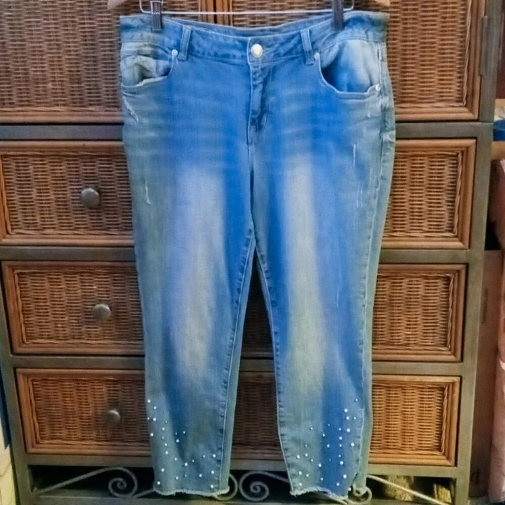 SOLD!!! - Maurices Blue Denim Capris w/Pearl & Silver Accents Women's Frayed Hem - Picture 2 of 16